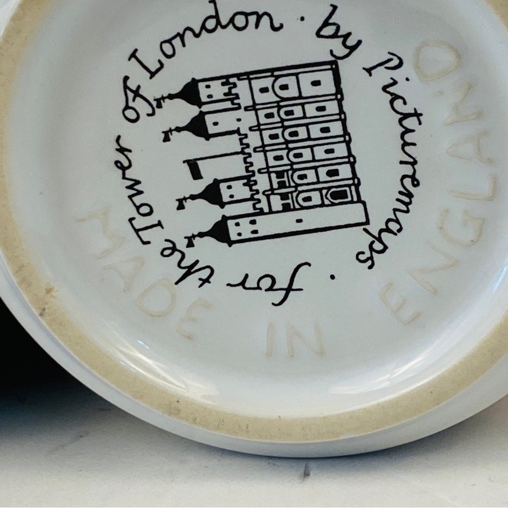 Tower of London mugs set of 2 yeoman wardens beefeaters ravens 8 ounces England - Picture 7 of 7
